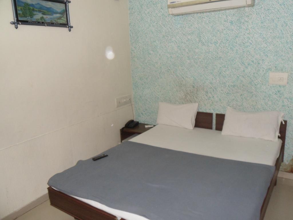 Hotel Atithi Ahmedabad Chambre photo