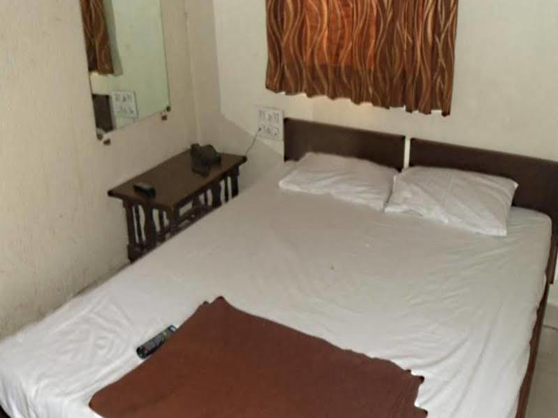 Hotel Atithi Ahmedabad Extérieur photo